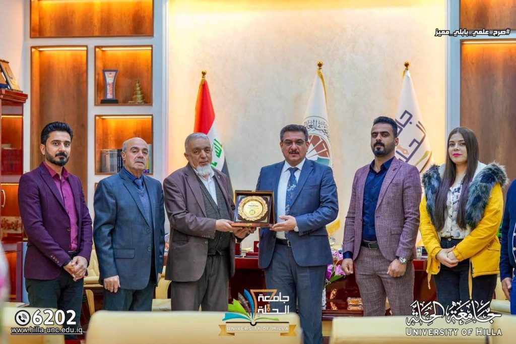 تكريم رئيس جامعة الحلة بدرع التنمية المستدامة