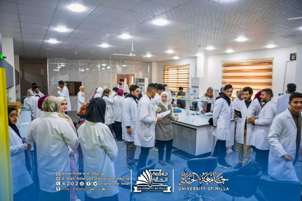 تميّز طلبة المرحلة الأولى في كلية الصيدلة بتجربة عملية نوعية في الكيمياء التحليلية